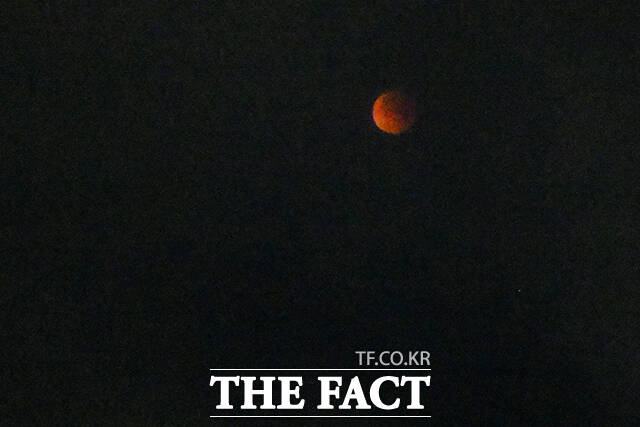 구름 사이로 살짝 보이는 붉은 빛...시작 되는 개기월식.