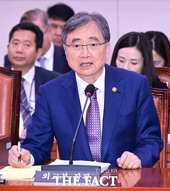 조현 외교부 장관이 8일 오후 서울 여의도 국회 외교통일위원회에서 열린 긴급현안질의에 출석해 질의 답변을 하고 있다. /국회=남윤호 기자