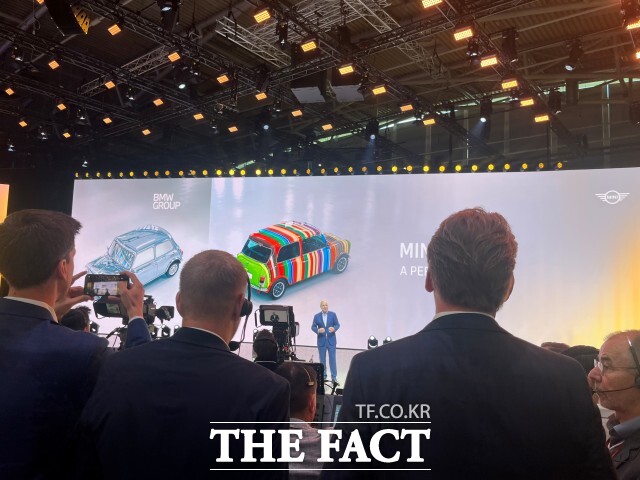 BMW 관계자가 8일(현지시간) 오전 독일 뮌헨 IAA 모빌리티 2025에서 발언하고 있다. /최의종 기자