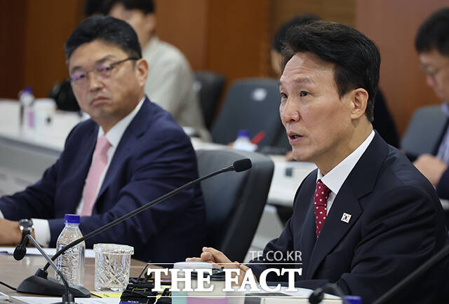 김민석 국무총리(오른쪽)는 8일 오전 서울 영등포구 한국거래소에서 열린 자본시장 활성화를 위한 현장 간담회에 참석해 역대 어느 정부보다도 자본시장을 존중하는 정부가 되겠다고 밝혔다. /청사사진기자단