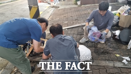 의정부시 관계자들이 지난 4일 불법 폐기물 무단투기 합동 야간단속을 벌이고 있다./의정부시