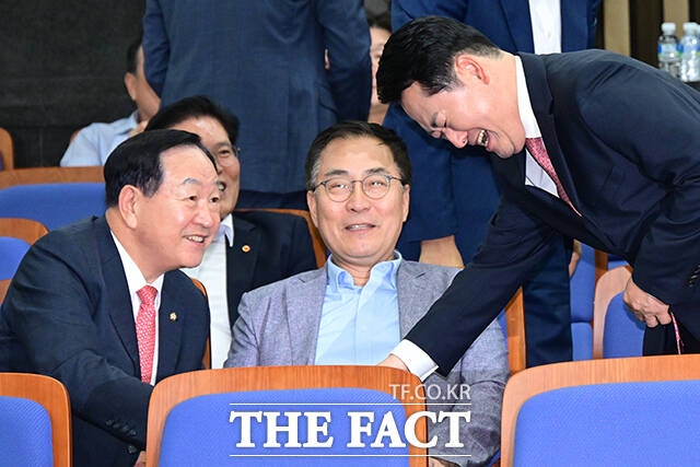 한기호 의원(왼쪽)과 인사하며 환하게 웃는 장동혁 대표.