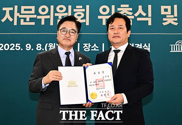 조지훈 위원에게 위촉장 전달하는 우원식 국회의장.