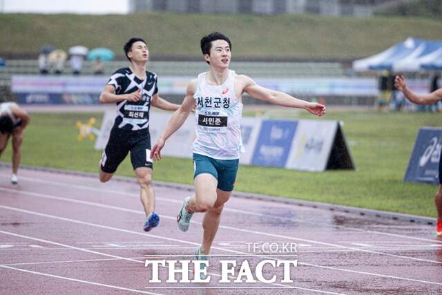 제36회 KTFL 전국실업단대항육상경기대회에 참가한 서천군청 서민준 선수가 결승선을 통과하고 있다. /서천군