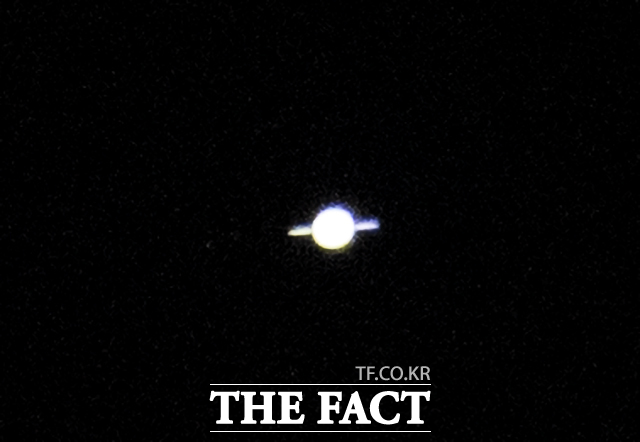 월식과 함께 관측된 토성.