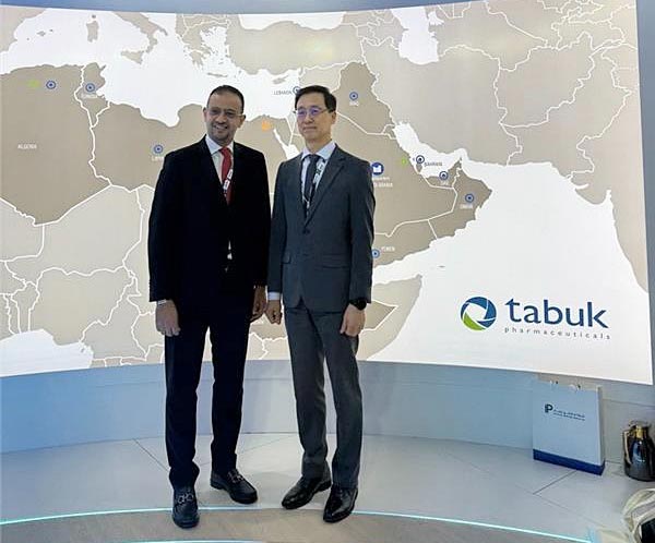 한미약품 박재현 대표이사(오른쪽)와 타북 이스마일 쉐하다 CEO가 사우디아라비아 리야드에서 열린 CPHI Middle East 2024에서 사진을 촬영하고 있다. /한미약품