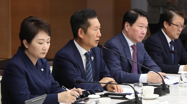 정청래 더불어민주당 대표(왼쪽에서 2번째)가 대한상의·더불어민주당 정책 간담회에서 인사말을 하고 있다. /대한상의