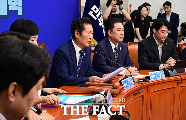 더불어민주당이 8일 이재명 대통령과 여야 지도부 회동을 앞두고 모든 대화가 열려 있지만 어느 때보다 의제가 분명한 회동이라며 국민의힘은 내란의 가해자가 아니라는 걸 증명해야 할 것이라고 강조했다. 사진은 정청래 대표./남윤호 기자