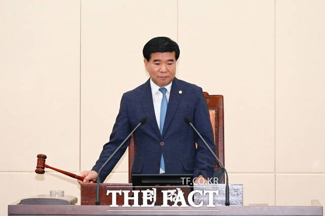 8일 김영태 전북 남원시의회 의장이 제274회 임시회 개회를 선언하는 의사봉을 두드리고 있다. /남원시의회