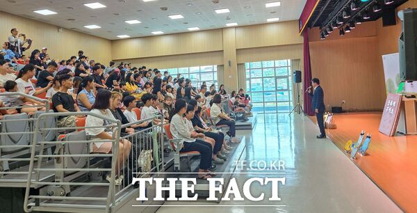 최충규 대덕구청장이 지난 7일 대덕구 석봉도서관에서 ‘9월 독서의 달’ 기념 문화공연 ‘동화책 콘서트’에 참석해 공연을 관람하러 온 가족들에게 인사말을 하고 있다./대덕구