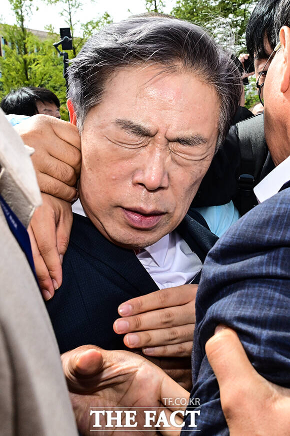 김형석 독립기념관장이 8일 서울 여의도 국회 소통관에서 기자회견을 마친 후 사퇴를 요구하는 시민단체의 항의를 받으며 이동하고 있다. /국회=남윤호 기자