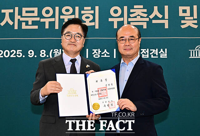 성한용 위원에게 위촉장 전달하는 우원식 국회의장.