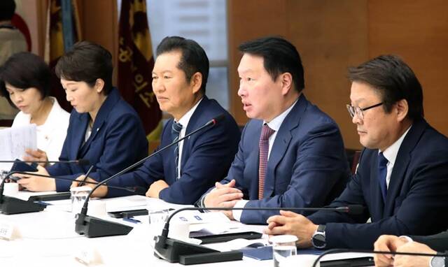 최태원 SK그룹 회장 겸 대한상의 회장(왼쪽에서 4번째)이 8일 오전 서울 중구 대한상의회관에서 열린 대한상의·더불어민주당 정책 간담회에서 인사말을 하고 있다. /대한상의