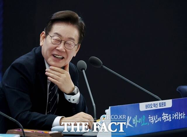 이재명 대통령이 지난 5일 인천 송도 컨벤시아에서 열린 바이오 혁신 토론회에서 미소 짓고 있다. /뉴시스