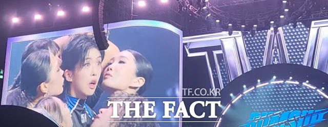 7일 서울 잠실실내체육관에서 열린 월드 오브 스트릿 우먼 파이터 공연에서 한국 댄스 크루 범접이 멤버 아이키의 생일을 축하하고 있다. /잠실=오승혁 기자