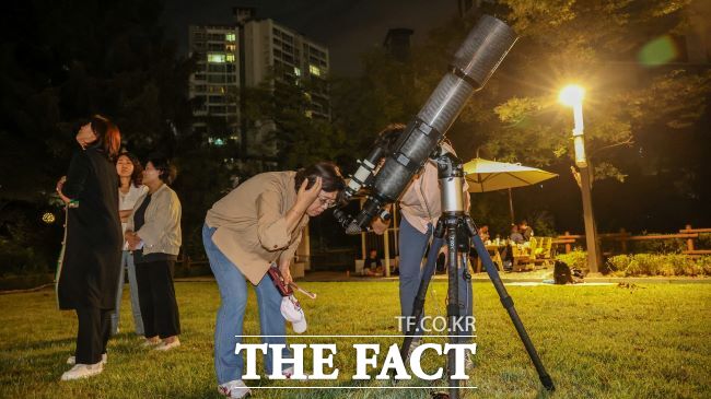 신계용 과천시장이 개기월식을 관찰하고 있다./과천시