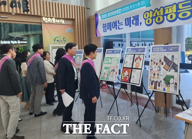 김대중 교육감이 양성평등 4컷 웹툰 전시를 관람하고 있다./전남도교육청