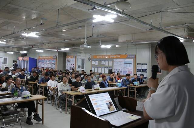 한화 건설부문이 지난 5일 한화포레나 천안아산역 공사현장에서 외국인 근로자 맞춤형 안전보건 교육을 실시했다. /한화 건설부문