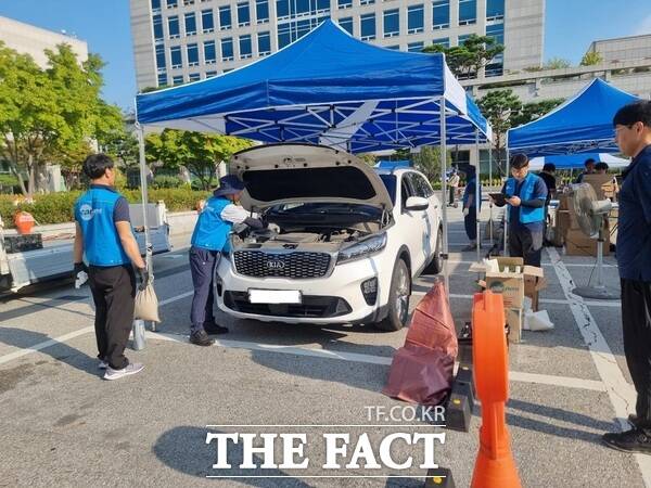 지난해 9월 서구청 앞에서 실시된 추석 명절 자동차 무상점검 모습./대전시