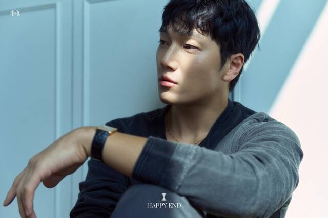 가수 김필이 8일 오후 6시 각 음악 플랫폼에 새 싱글 해피 엔드를 발매한다. 해피 엔드는 김필이 단독으로 작사하고 작곡에도 참여했다./웨이크원