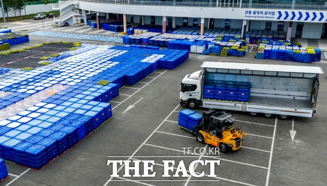 108년 만에 최악의 가뭄으로 강릉 지역에 재난 사태가 선포된 2일 오전 강원도 강릉시 아레나 주차장에 기부된 생수가 쌓여였다. /강릉=장윤석 기자