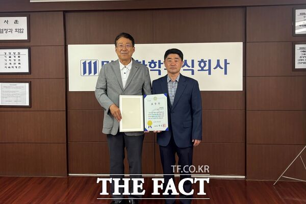 정학수 대전지방조달청장은 8일 지역 경제 활성화와 조달업무 발전에 기여한 중소기업 2개사를 상반기 지역 우수 조달기업으로 선정하고 조달청장 표창장을 전수했다. 정학수 대전지방조달청장과 원종록 미래화학주식회사 대표이사(사진 왼쪽)가 기념 촬영을 하고 있다. /대전지방조달청