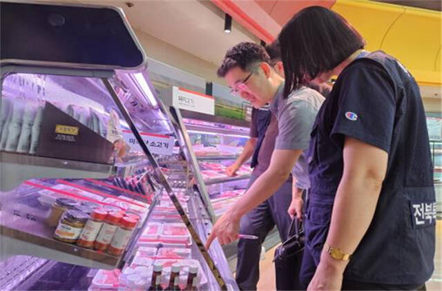 축산물 단속 공무원들이 원산지 표시를 점검하고 있다. /더팩트 DB