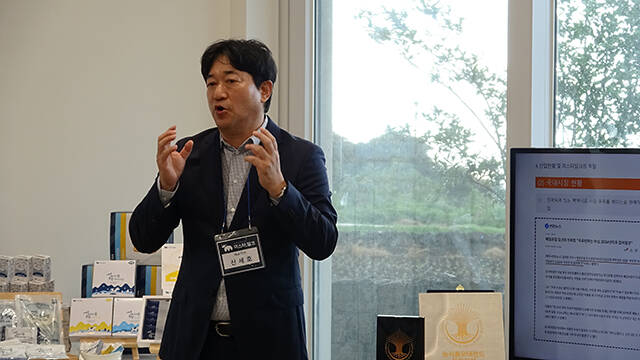 신세호 미스터밀크 대표가 3일 제주시 한림읍에 있는 본사에서 제품에 대해 설명하고 있다./공동취재단