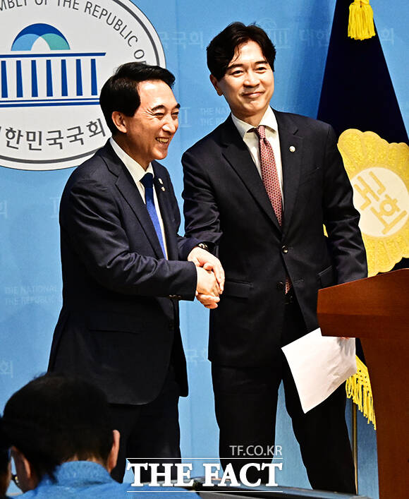 박수현 더불어민주당 수석대변인(왼쪽)과 박성훈 국민의힘 수석대변인이 8일 오후 서울 여의도 국회 소통관에서 대통령-여야 당대표 회동 결과 공동 브리핑을 마친 뒤 악수를 하고 있다. /국회=배정한 기자