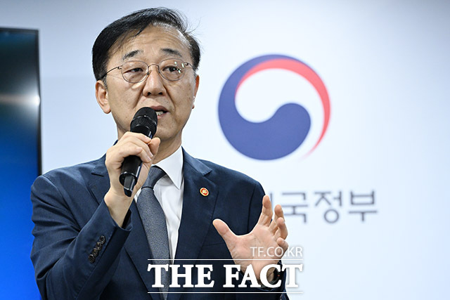 김윤덕 국토교통부 장관이 지난 7일 오후 서울 종로구 정부서울청사에서 주택 공급 확대 방안 관련 브리핑을 하고 있다. /남용희 기자