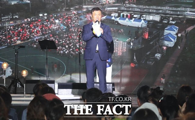 이학수 정읍시장이 2025 문화로 대동 행사 무대에 올라 인사말을 하고 있다. /정읍시