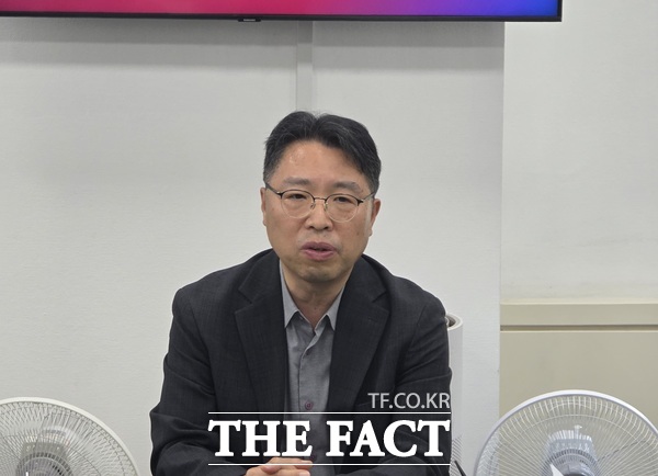 권경민 대전시 경제국장이 8일 시청 기자실에서 성실상환 소상공인 특별보증에 대해 설명하고 있다./대전시