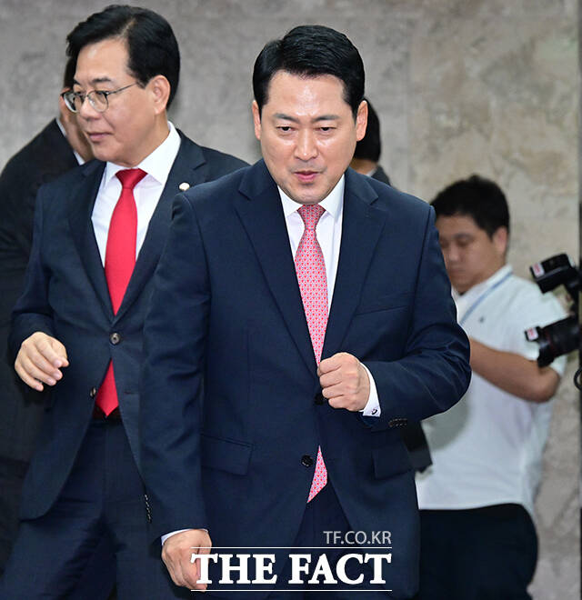 장동혁 국민의힘 대표가 8일 오후 서울 여의도 국회에서 열린 의원총회에 참석하고 있다. /국회=남윤호 기자