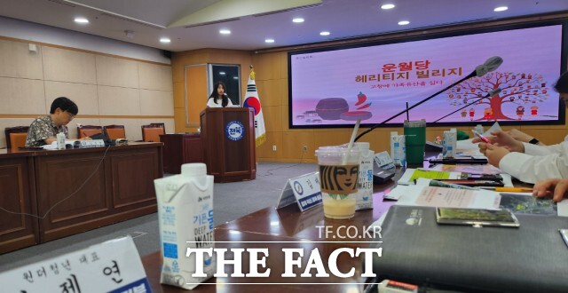 농촌마을에서 청년들이 모여 장 담그기를 체험하는 고창 청년마을 원더청년이 주목받고 있다. / 고창군