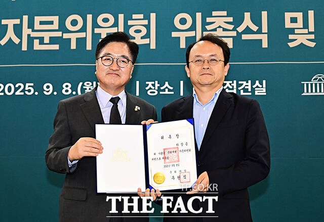 하상응 위원에게 위촉장 전달하는 우원식 국회의장.