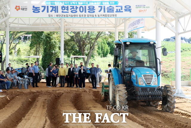 태안군농업기술센터 내에 조성된 농기계종합교육장 개장식에서 교육 참여자가 트랙터 시연을 하고 있다. /태안군