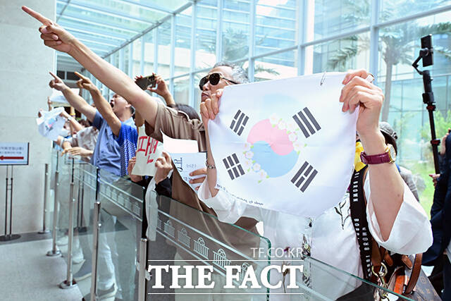 이날 김형석 관장이 자신을 둘러싼 논란에 대한 기자회견에 나서자 김 관장의 사퇴를 촉구하는 시민단체 회원들이 모여 항의하며 고함치고 있다.