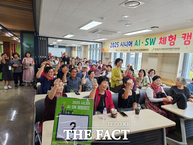지난 6일 충남 소프트웨어교육체험센터가 2025 시니어 AI·SW 체험 캠프 2차 교육을 진행하고 있다. /충남교육청