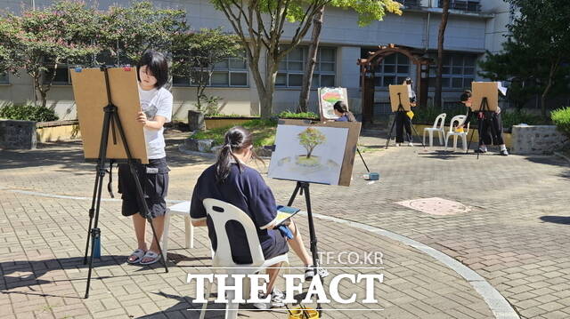 제57회 충남도 중·고등학생 미술실기대회에 참가한 학생들이 작품을 완성하고 있다./아산교육지원청