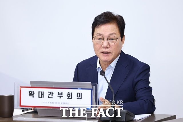 박완수 경남도지사가 8일 확대간부회의에서 우주항공산업진흥원 유치와 관련 입법 추진을 도정의 핵심 과제로 제시하며 도 차원의 적극적 역할과 중앙정부와의 긴밀한 협력을 주문했다./경남도