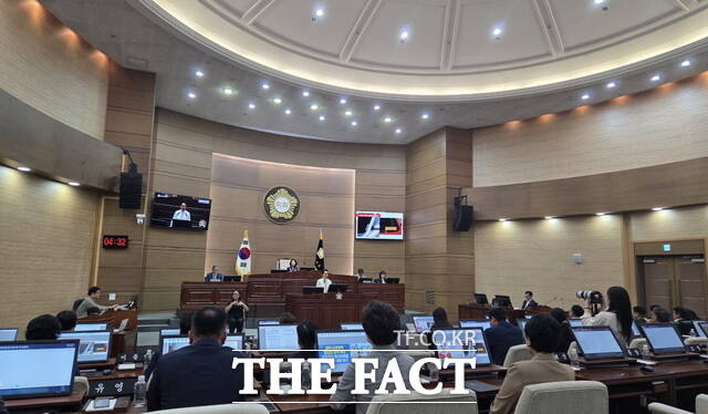 제282회 임시회가 진행 중인 천안시의회 본회의장 모습. /정효기 기자