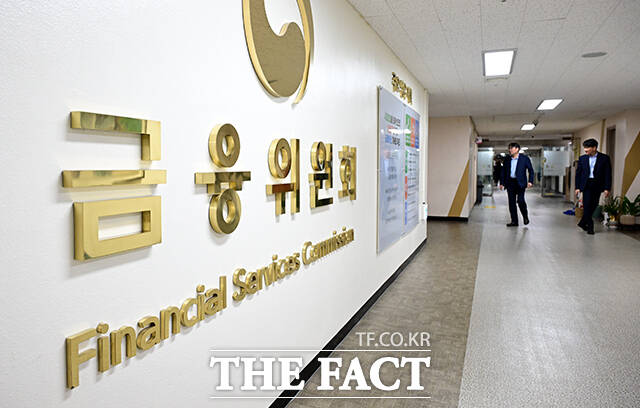 정부가 금융위원회 등 금융정책 부문에 대한 정부 조직개편안을 확정한 가운데 8일 오전 서울 종로구 정부서울청사 금융위원회 직원들이 분주히 움직이고 있다. /임영무 기자