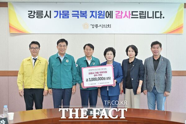 대전 동구의회는 8일 강릉시를 찾아 주민들을 위한 2ℓ 생수 9000병을 전달했다. 오관영 의장과 강정규 부의장, 김영희 기획행정위원이 함께했다./대전 동구의회