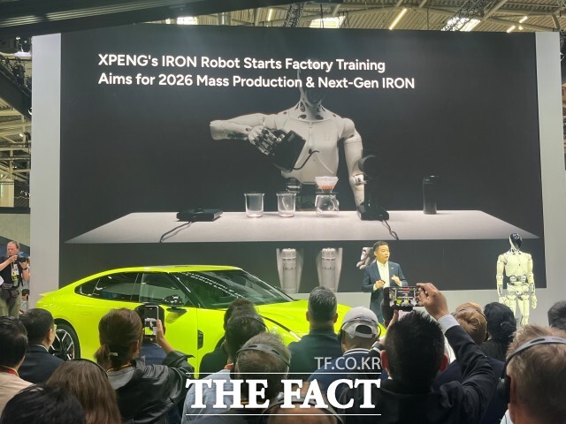 허 샤오펑 샤오펑 회장이 8일(현지시간) 독일 뮌헨 IAA 모빌리티 2025 샤오펑 부스에서 미래 사업을 언급하고 있다. /최의종 기자