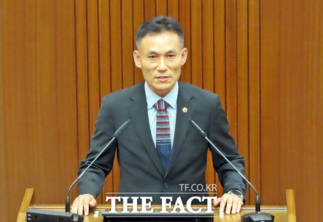 윤지성 세종시의원이 8일 세종시의회 제100회 임시회 2차 본회의에서 5분 자유발언을 하고 있다. /김형중 기자