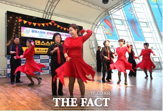 문화교실 참가자들이 광명스피돔 2층에서 공연을 하고 있다./국민체육진흥공단