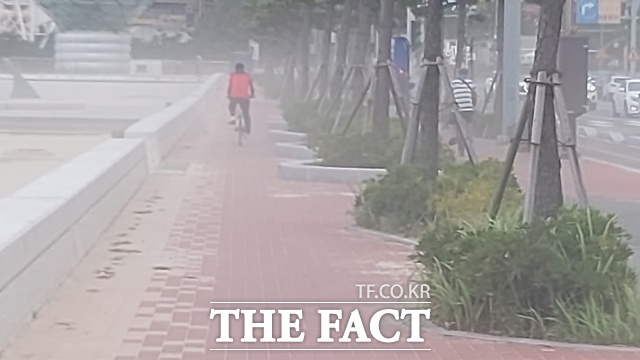 지난 4일 포항 송도해수욕장에 약간 강한 바람이 불었으나 극심한 흙먼지 황사현상이 발생했다. 양빈공사에서 불량 모래를 사용한 것 아니냐는 의혹이 제기되고 있다./ 박진홍 기자