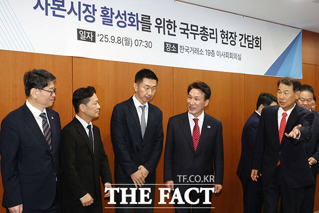 김민석 국무총리(왼쪽 네 번째)가 8일 오전 서울 여의도 한국거래소에서 열린 자본시장 활성화를 위한 현장 간담회에 참석해 정은보 한국거래소 이사장 및 참석자들과 대화를 나누고 있다. /청사사진기자단