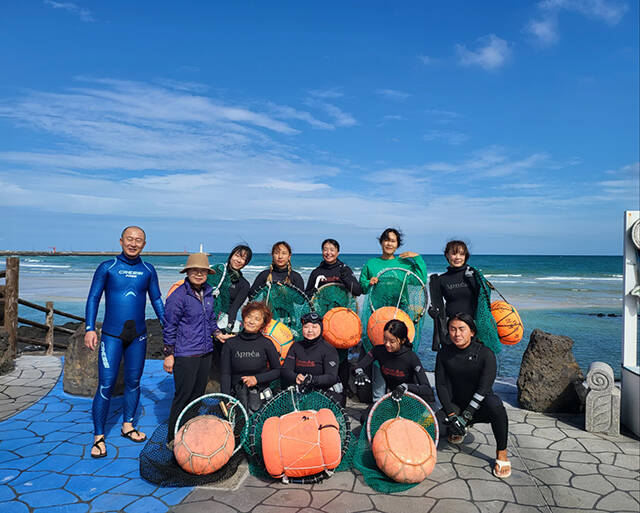 세화마을협동조합에서는 다양함 마을체험프로그램을 운영하고 있다. 사진은 해녀스테이 물질체험을 한 관광객들의 모습./세화마을협동조합
