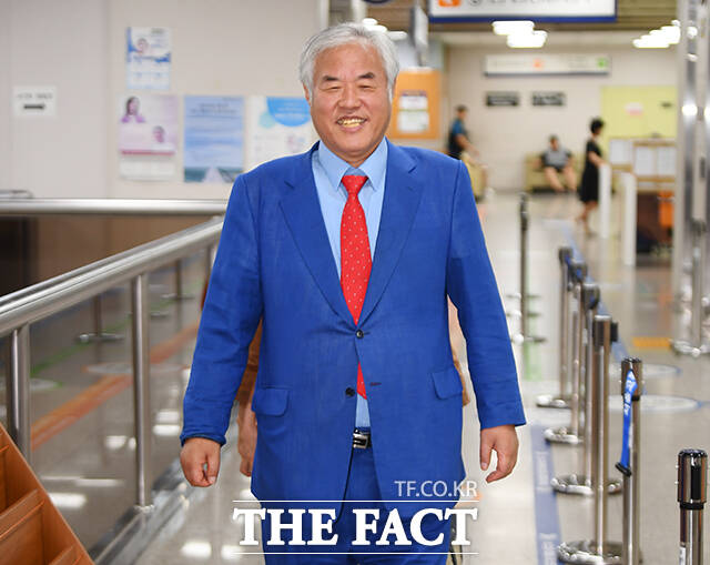 광화문 집회에서 불법 모금을 한 혐의를 받는 전광훈 사랑제일교회 목사가 1심에서 벌금형을 선고받았다. 전광훈 사랑제일교회 목사가 지난해 8월 서울 서초구 서울중앙지방법원에서 열린 공직선거법 위반 혐의 관련 공판에 출석하고 있다./장윤석 기자